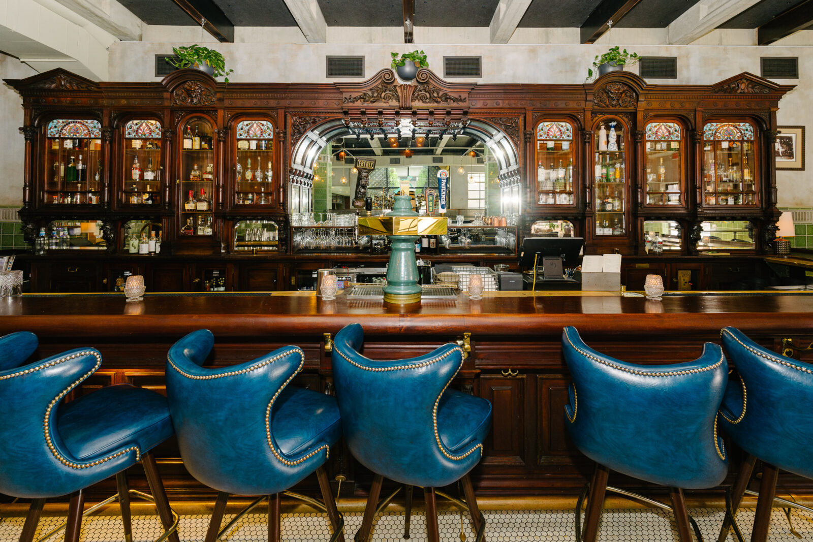 A Slab of Mahogany from a Storied New York Bar Still Serves Cocktails and History in Austin, Texas –