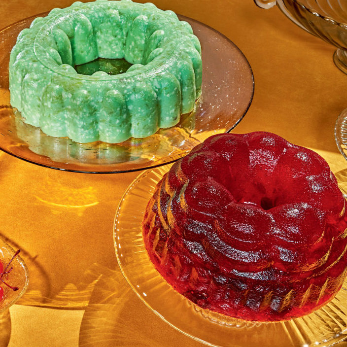 Gelatinous cakes on stands