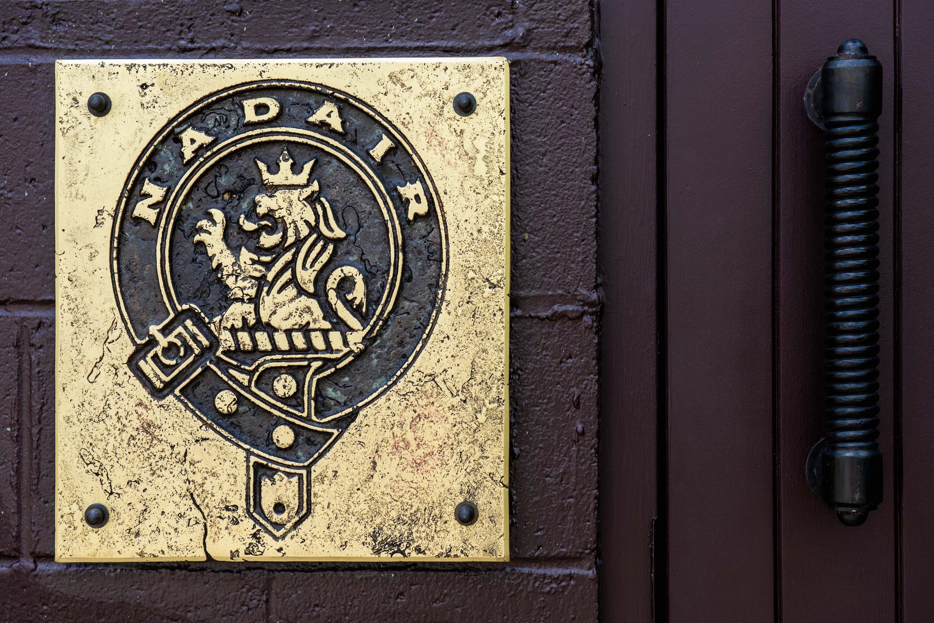 A dark purple exterior with a gold plaque with a lion