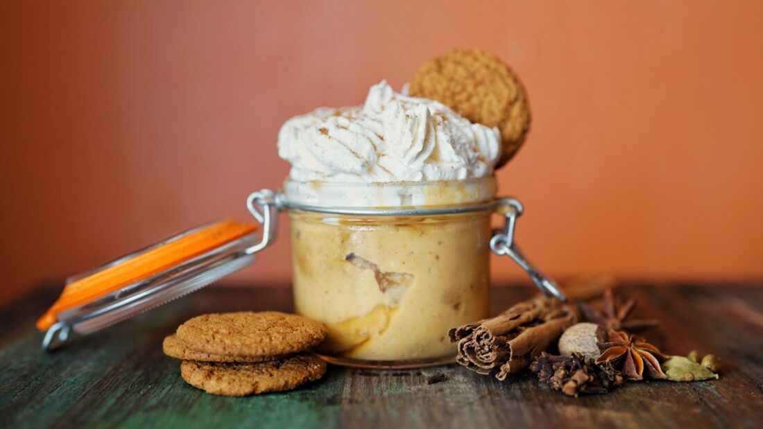 A mason jar with pumpkin spiced pudding