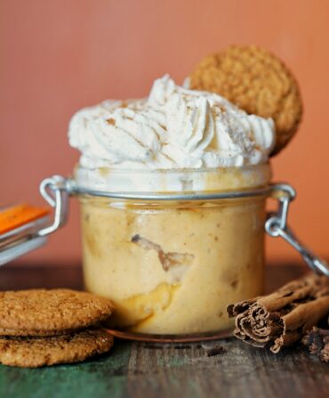 A mason jar with pumpkin spiced pudding