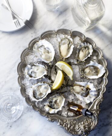 A plate of chilled oysters