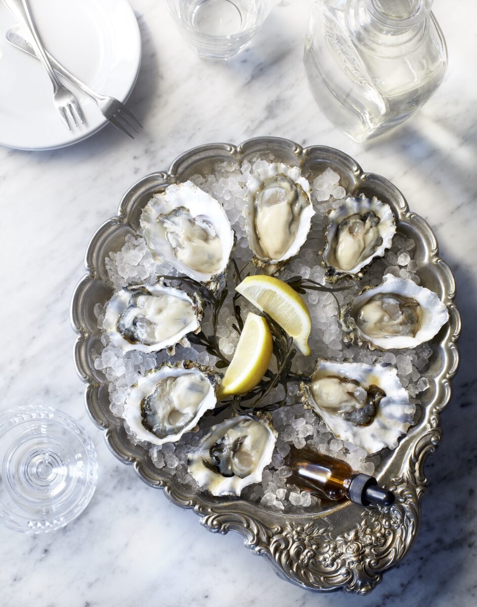 A plate of chilled oysters