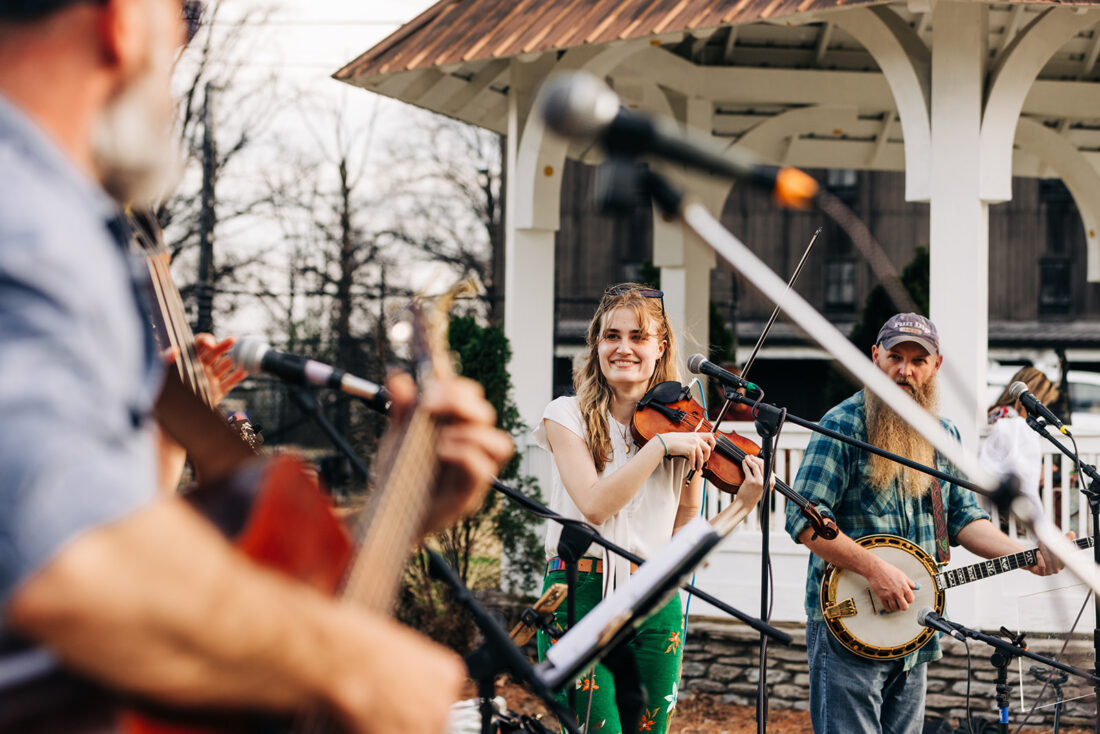 Live bluegrass from Louisville based band Girl Scruggs.