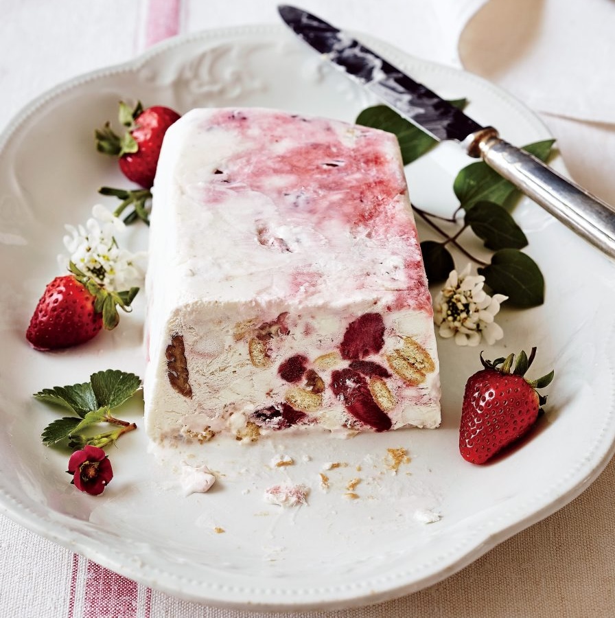 a strawberry delight with fresh strawberries and vanilla wafers