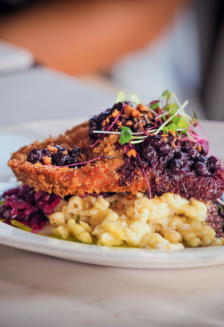 a plate of schnitzel wiht mac and cheese and jam