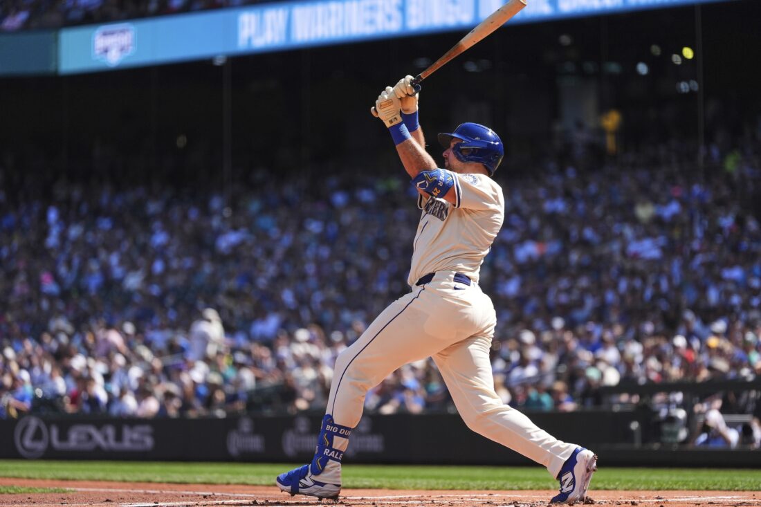 Cal Raleigh swinging a bat