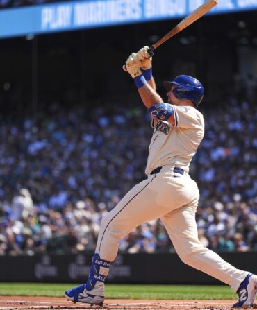 Cal Raleigh swinging a bat
