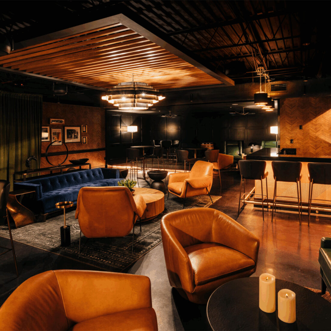 Stolice u baru u hotelu s temom burbona