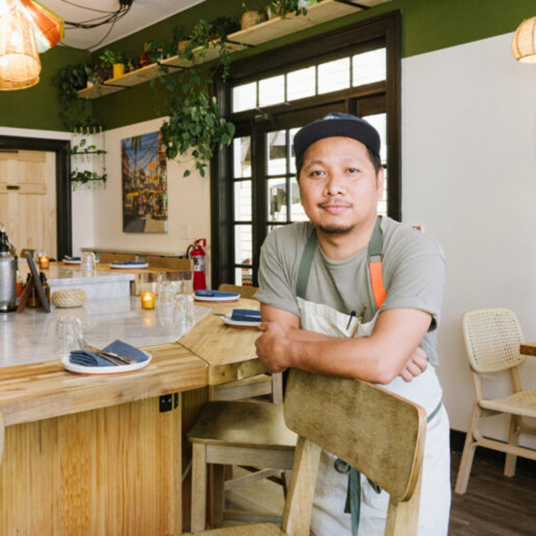 Portret kuhara u baru restorana