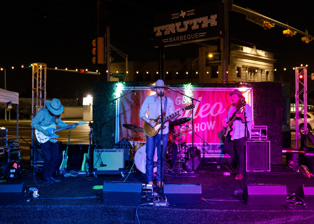 The Ransom Brothers close out the night with a lively set.