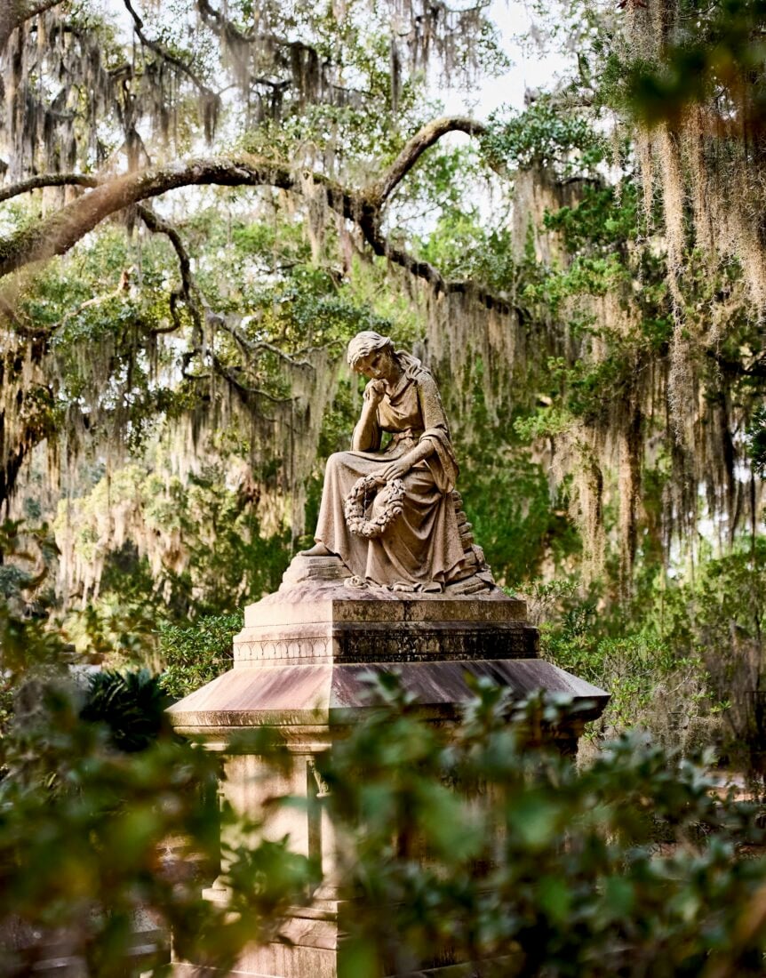 image of statue in savannah cemetery