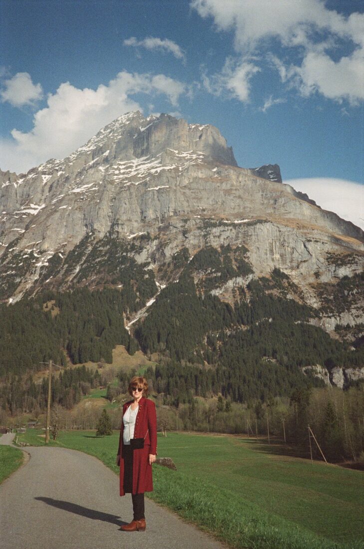 A woman in front of the swiss alps
