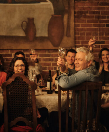 A dinner full of guests