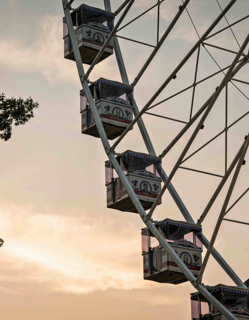 A ferris wheel with presidents faces