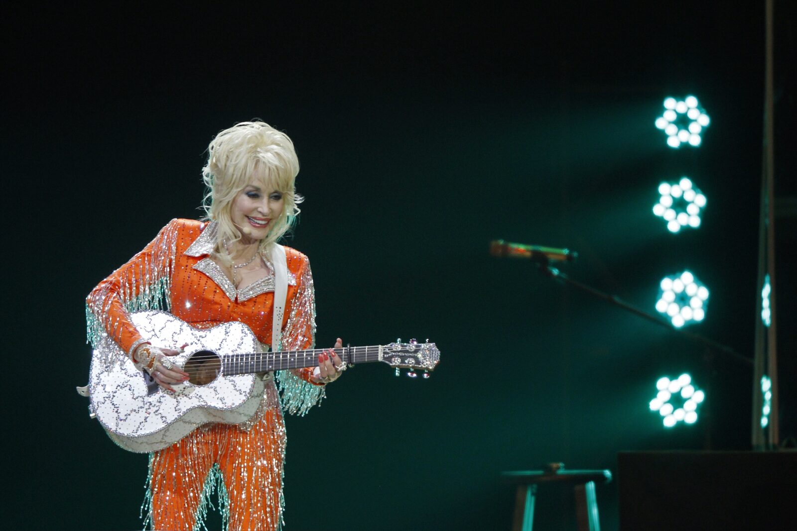 Dolly Parton on stage