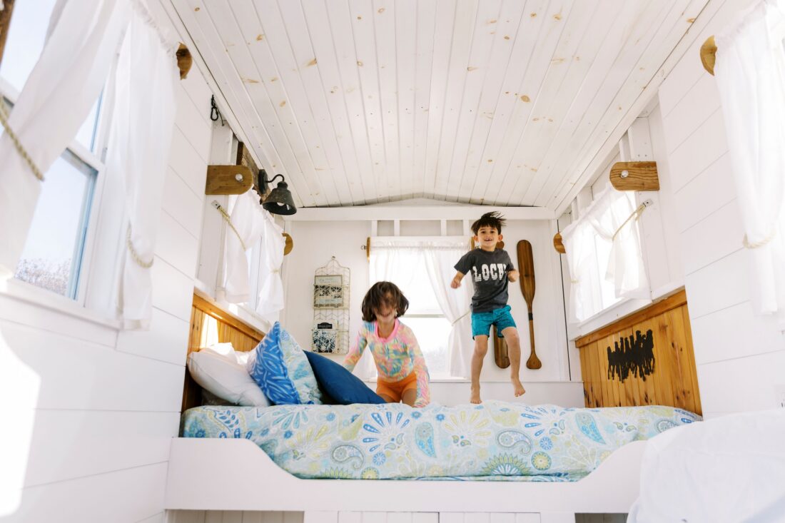 kids jumping on bed