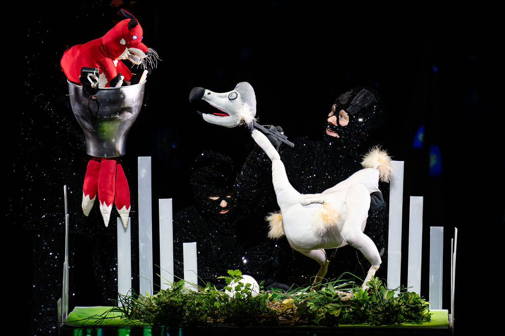 Dead as a dodo puppet perfromance